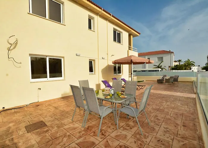 Nissi Martha アパート アヤナパ